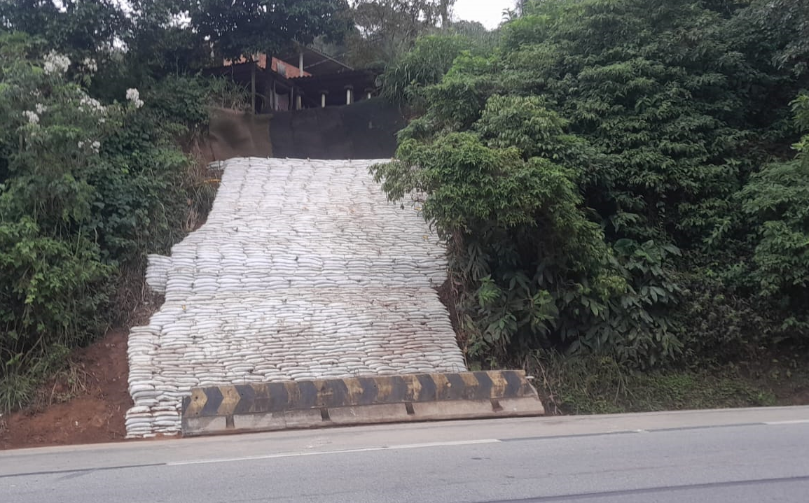 Tratamento contra erosão no km 78