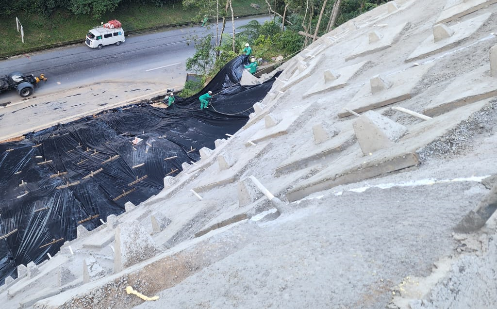 Estabilização de talude km 74JF