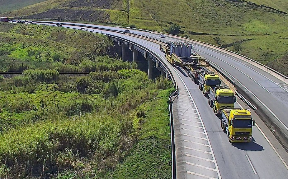 Carreta de grande porte pela BR-040